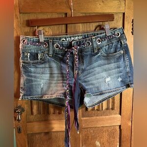 00s Express Sz 12 Low Rise Distressed Grommets Jean Shorts w/belt